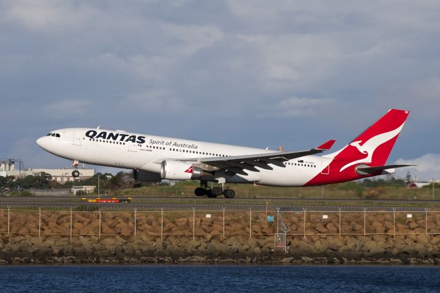 Airbus A330-200 (VH-EBS)