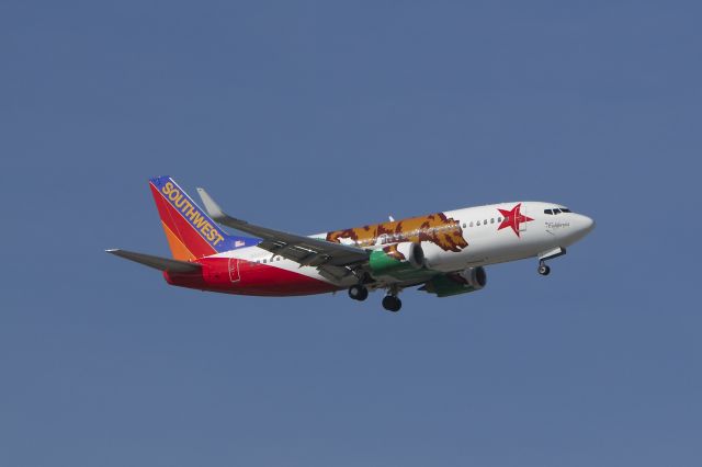 Boeing 737-700 (N609SW) - Perfect sun for Southwest Airlines "California 1" as it makes it's final for runway 10 at BWI.