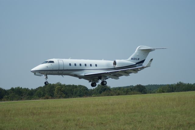 Bombardier Challenger 300 (N121LM)