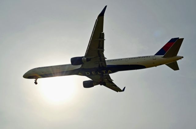 BOEING 757-300 (N587NW)