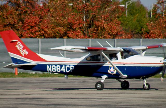 Cessna Skylane (CAP1530) - CAP 1530 (N884CP) taxis to TAC Air for fuel following a flight