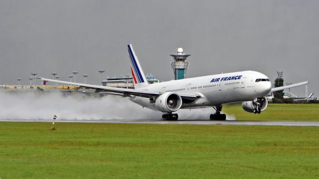 BOEING 777-300 (F-GSQO) - Take off. View from "Boulevard de l'Europe"