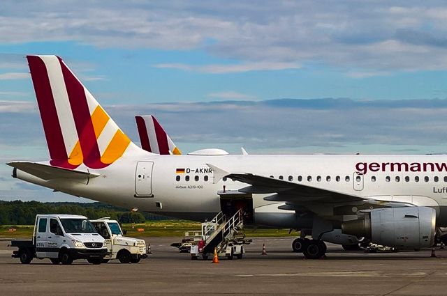 Airbus A319 (D-AKNR) - Notice the wlan dome