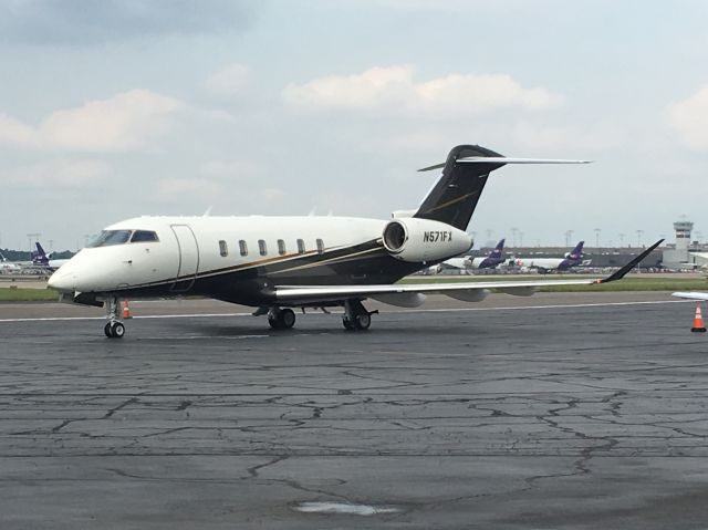 Bombardier Challenger 300 (N571FX)