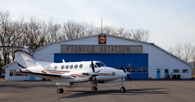 Beechcraft Super King Air 200 (N351CB) - The aircraft is based at RELIANT AIR, where you find the lowest fuel price on the Danbury (KDXR) airport.