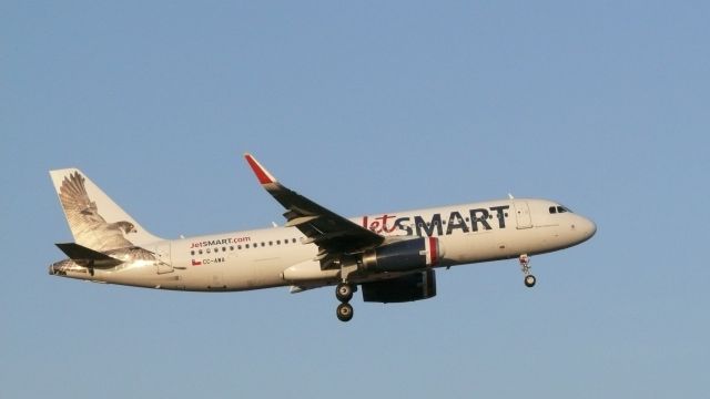 Airbus A320 (CC-AWA) - FOTO TOMADA POR JULIO VILLARROEL EN AEROPUERTO ARTURO MERINO BENITEZ, SANTIAGO DE CHILE