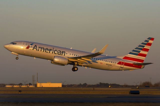 Boeing 737-800 (N826NN)