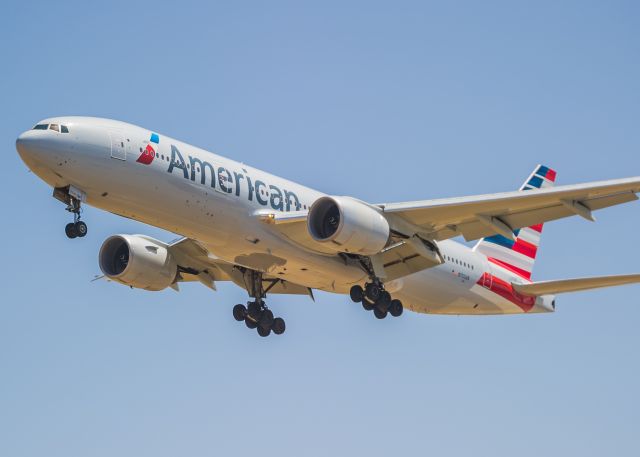 Boeing 777-200 (N755AN) - Making an appearance in her new colors, Americans 777 N755AN descends into Runway 25L at LAX. © Bo Ryan Photography | a rel=nofollow href=http://www.facebook.com/BoRyanPhotowww.facebook.com/BoRyanPhoto/a Please vote if you like the image!