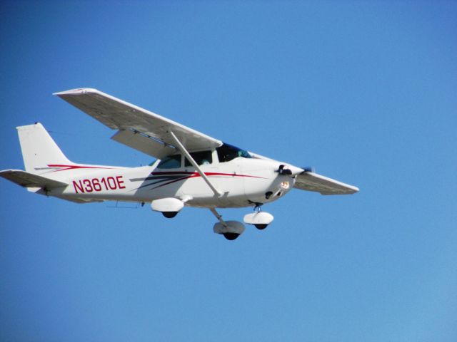 Cessna Skyhawk (N3610E) - Landing on RWY 20R