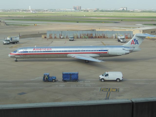 McDonnell Douglas MD-83 (N9622A) - American Airlines (AA) N9622A MD-83 [cn53593]br /Dallas-Fort Worth (DFW). American Airlines flight AA1569 taxis for departure to Denver (DEN). This classic bare metal livery, first deployed in the late 1960’s was replaced by a new white livery in 2013 following the merger with US Airways. The MD ‘Super’ 80 fleet was not repainted due to imminent retirement. br /2015 07 06  a rel=nofollow href=http://alphayankee.smugmug.comhttps://alphayankee.smugmug.com/a