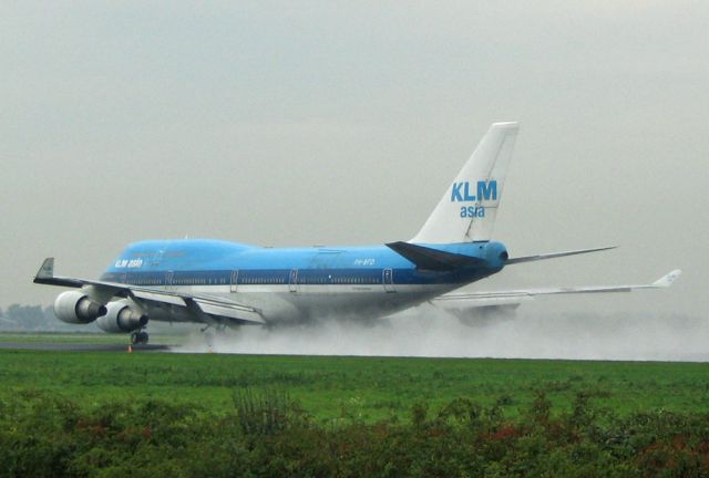 Boeing 747-400 (PH-BFD) - Drying the rain-soaked Polderbaan