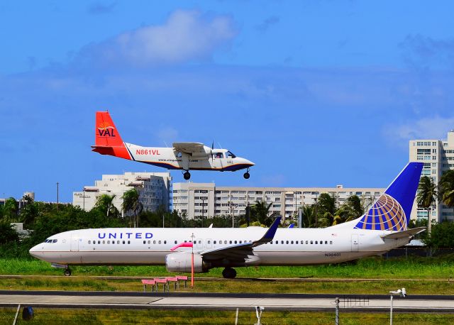 Boeing 737-900 (N30401) - United Airlines Boeing 737-924 N30401 (cn 30118/820)br /br /N861VL Vieques Air Link 1984 Britten-norman BN-2B-26 C/N 2155br /br /San Juan - Luis Munoz Marin International (SJU / TJSJ)br /Puerto Rico, February 23, 2013 br /Tomás Del Coro