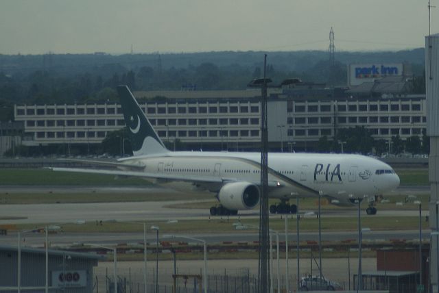 Boeing 777-200 (AP-BGK)