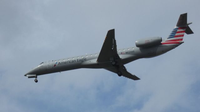 Embraer ERJ-145 (N624AE) - On final is this 1999 American Airlines Eagle Embraer 145LR in the Autumn of 2020.