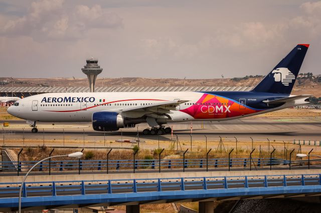 Boeing 777-200 (N776AM) - N776AM Aeroméxico Boeing 777-2Q8(ER) departing to Mexico City (MEX) @ Madrid - Barajas (MAD) / 21.08.2015