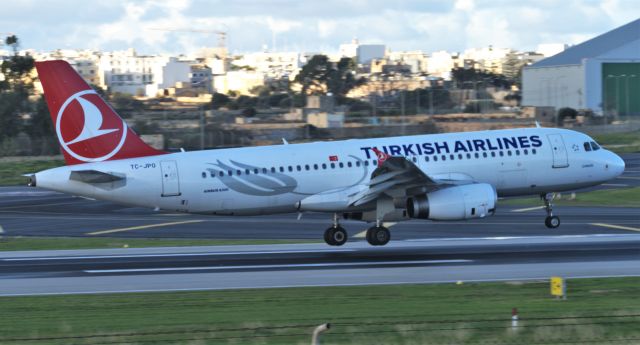 Airbus A320 (TC-JPO) - On landing RW31