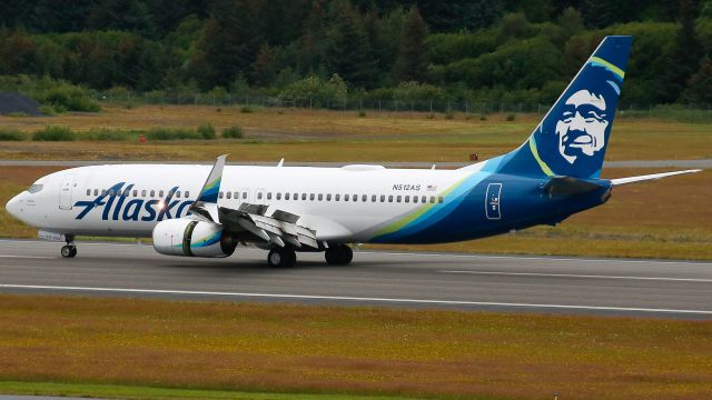 Boeing 737-800 (N512AS) - Alaska Airlines ASA177/AS177 from Anchorage (PANC/ANC) lands on runway 26. This is the former "Spirit of Seattle/Boeing House" liverybr /Photo date: 8-8-24br /Upload date: 1/4/25