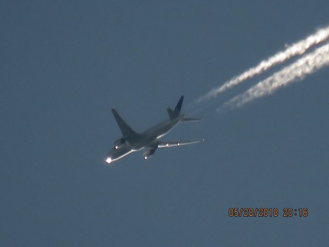 Boeing 777-200 (N213UA)