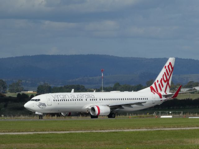 Boeing 737-700 — - Lining up runway 32L