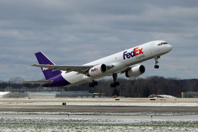 Boeing 757-200 (N975FD) - FDX886 (N975FD, cn 27146) departing RWY 6R on 7 Apr 2017 after a long delay due to the snow the night before.