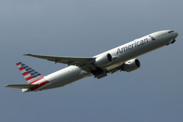 Boeing 777-200 (N722AN) - Departing runway 09R, LHR.