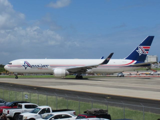 BOEING 767-300 (N432AX)