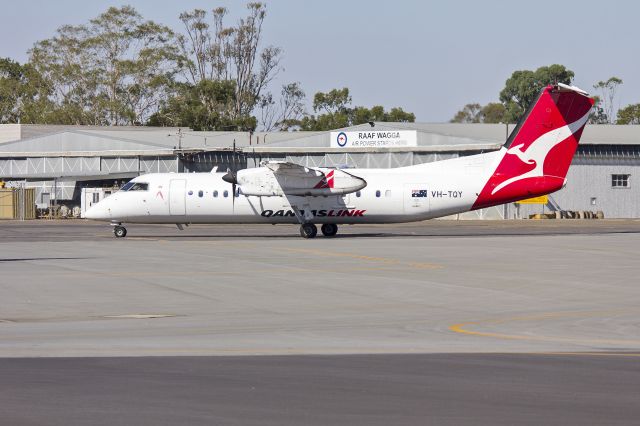 de Havilland Dash 8-300 (VH-TQY) - QantasLink (VH-TQY) Bombardier Dash 8 Q300 taxiing at Wagga Wagga Airport.