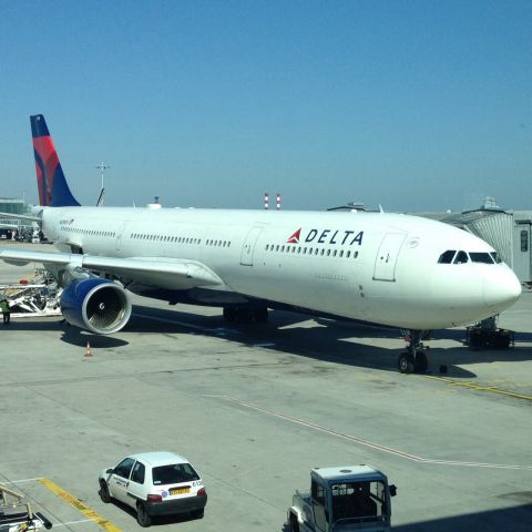 Airbus A330-300 (N818NW) - Airport Montreal 20.06.15