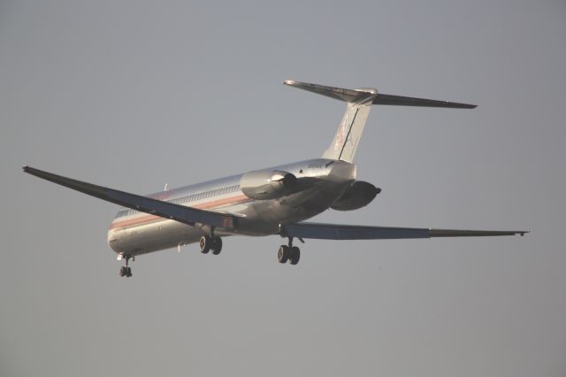 McDonnell Douglas MD-83 (N561AA)