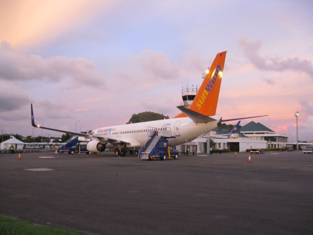 Boeing 737-800 (C-GRKB)