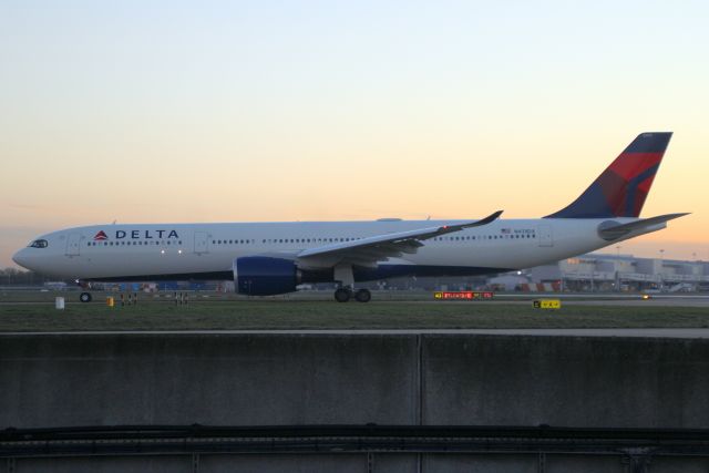 Airbus A330-900 (N413DX) - Taxiing to depart rwy 27L on 15-Dec-22 operating flight DAL21 to KSEA.