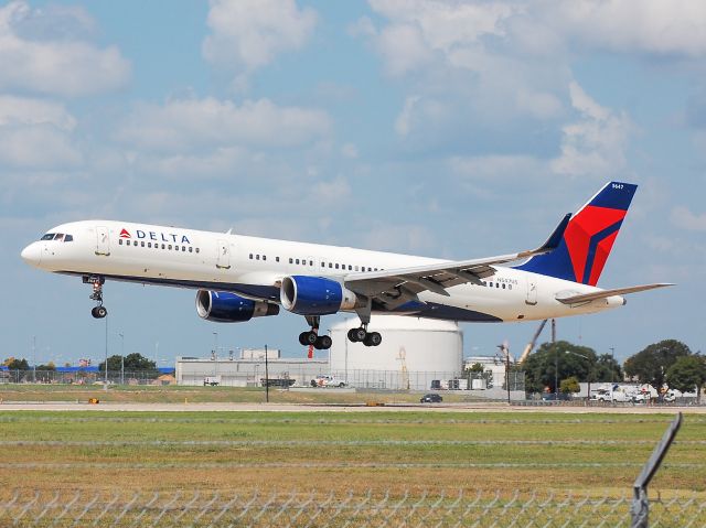 Boeing 757-200 (N547US) - A special moment as this was the largest plane I shot in a couple hours at the official viewing area at Austin Bergstrom.