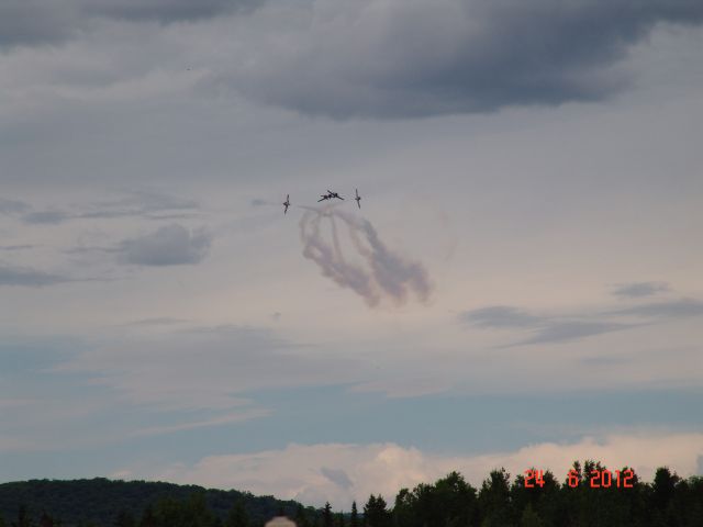 — — - SNOWBIRDS à Mont-Laurier, Québec