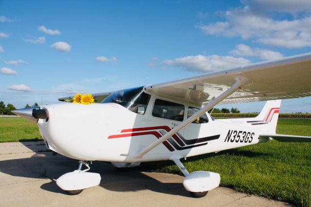 Cessna Skyhawk (N353GS) - 2019 Cessna 172S Skyhawkbr /TAEFC Wichita, KSbr /Photo location: 47Kbr /8.31.19