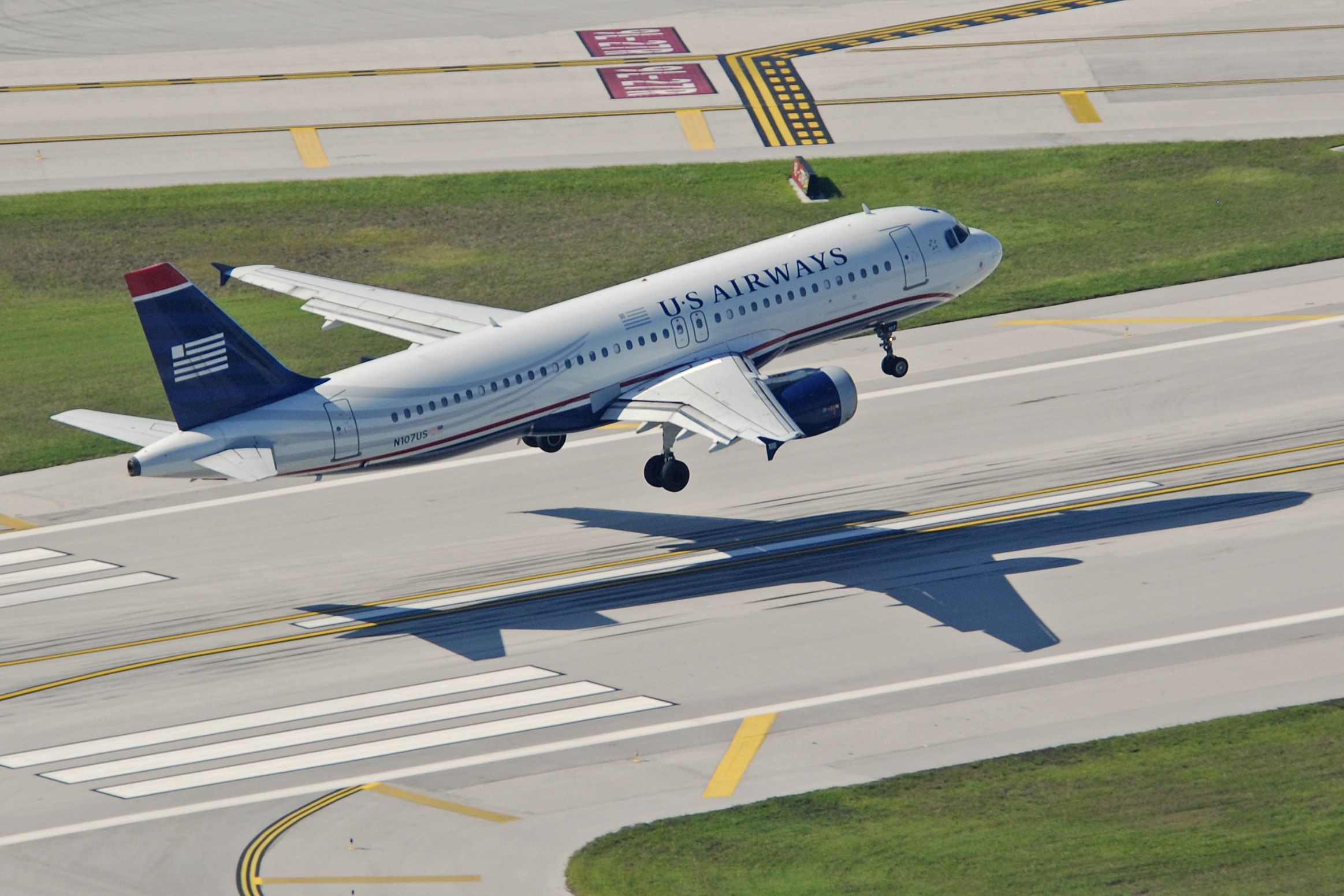 Airbus A320 (N107US) - Over the threshold for 27R at KFLL