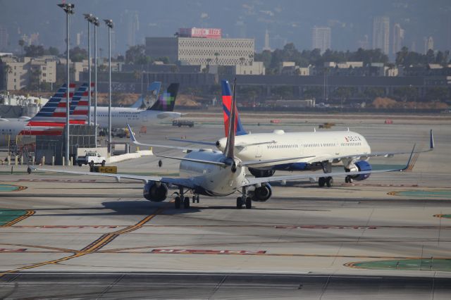 Boeing 737-800 (N3752)