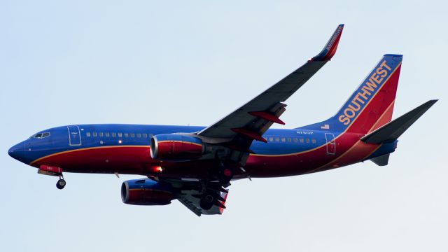 Boeing 737-700 (N7813P) - As the final bit of sun fades away, it gave me just enough lighting to catch the final piece of my "Holy Trinity" of Canyon Blues! With retirement nearing, I'm hopeful to get another chance with better lighting!