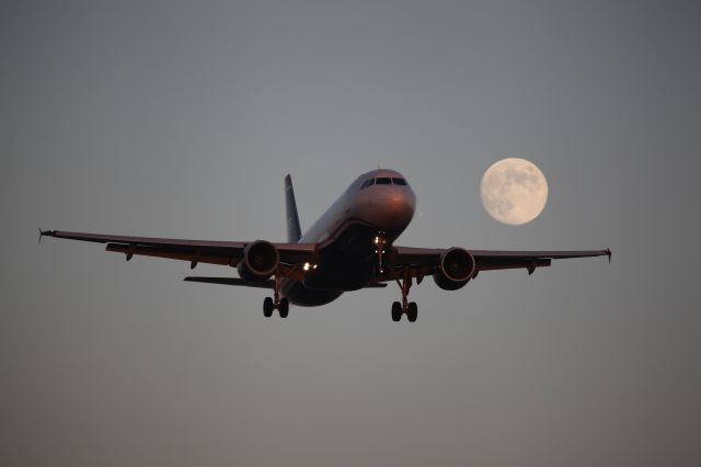 Airbus A320 (N122US)