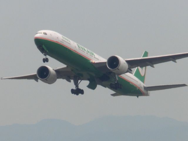 Boeing 777-200 (B-16716)
