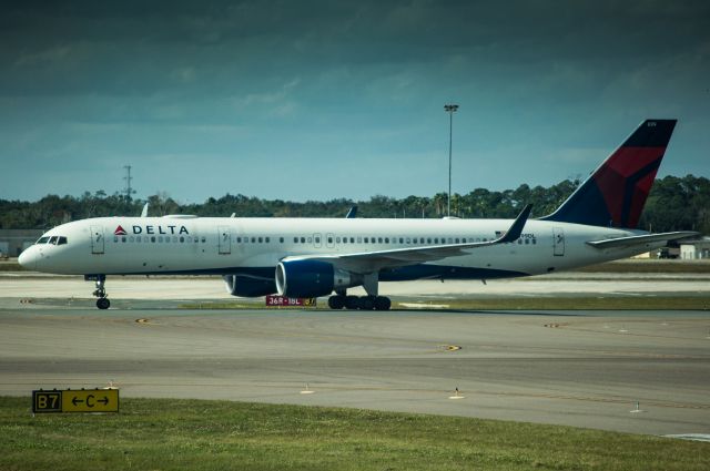 Boeing 757-200 (N699DL)