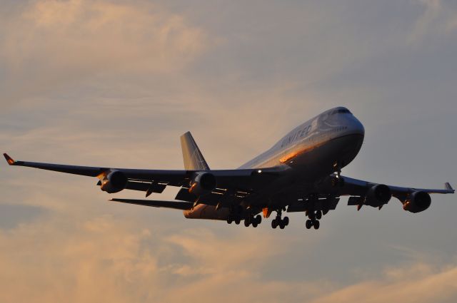 Boeing 747-400 (N122UA)