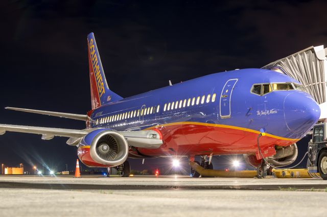 BOEING 737-300 (N607WN) - Sitting after a long days work. 