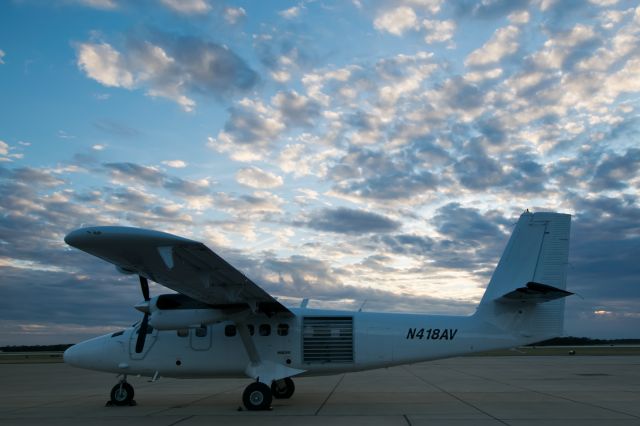 De Havilland Canada Twin Otter (N418AV) - 1977 DEHAVILLAND DHC-6-300 visiting College Station TX (KCLL) from its home base in San Marcos TX (KHYI). Nov 2017