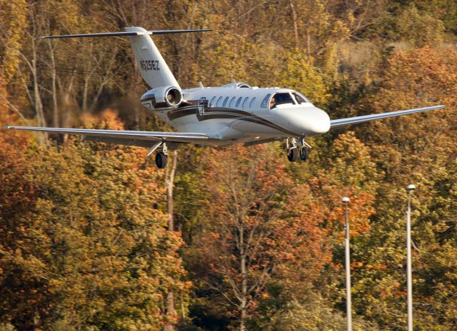 Cessna Citation CJ3 (N525EZ) - Landing RW26. The aircraft is managed by RELIANT AIR. RELIANT AIR offers the lowest fuel price on the Danbury (KDXR) airport.