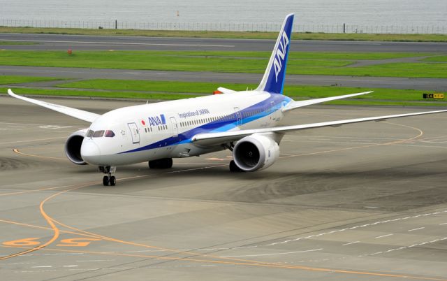 Boeing 787-8 (JA825A) - Taxiing to the gate