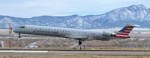 Canadair Regional Jet CRJ-900 (N915FJ)