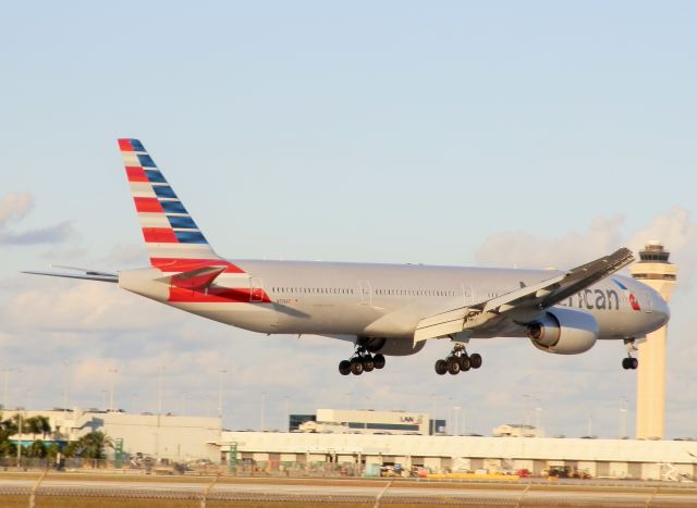 BOEING 777-300ER (N736AT)