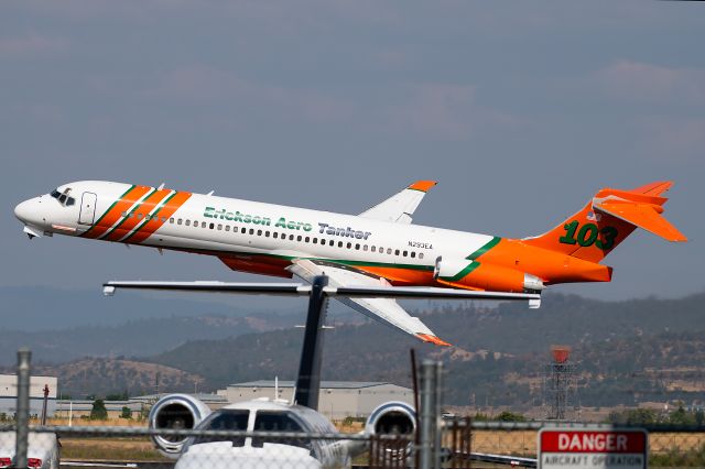 McDonnell Douglas MD-87 (N293EA) - The crew of Erickson Aero Tanker's Tanker 103 wasting no time turning for the fire near the California/Oregon border..