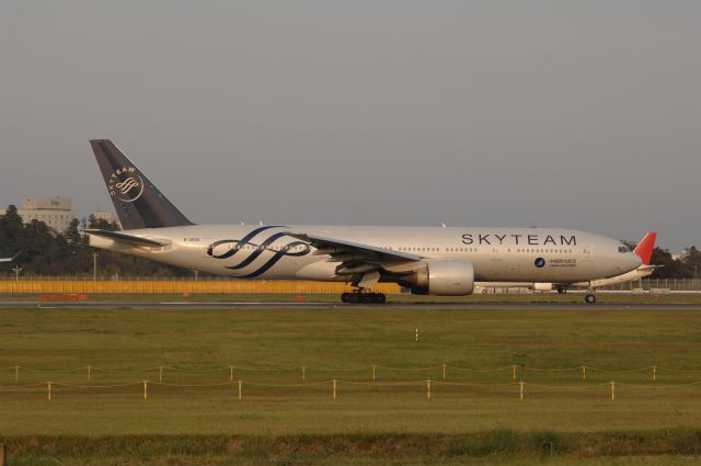 Boeing 777-200 (B-2056) - Departure at NRT Airport Runway 16R on 2011/10/8 Sky Team c/s