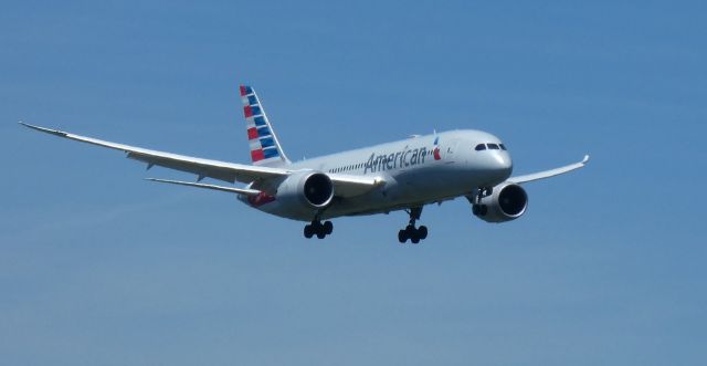 Boeing 787-8 (N811AB) - On short final is this 2015 American Airlines Boeing 787-8 in the Summer of 2022.